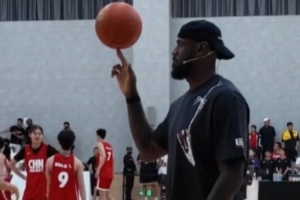 ag体育网站-玩起来了！詹姆斯随意秀起指尖转球、膝盖控球、花式运球