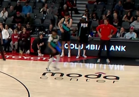 杨瀚森最后时刻场边等待出场 可惜未能获得机会